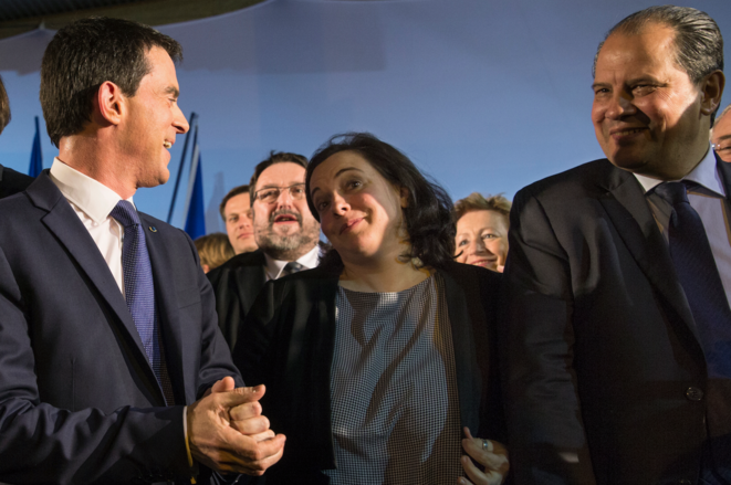 Emmanuelle Cosse, secrétaire nationale EELV, avec Manuel Valls et Jean-Christophe lors d'un meeting pour les départementales à E Emmanuelle Cosse, secrétaire nationale EELV, avec Manuel Valls et Jean-Christophe lors d'un meeting pour les départementales à E